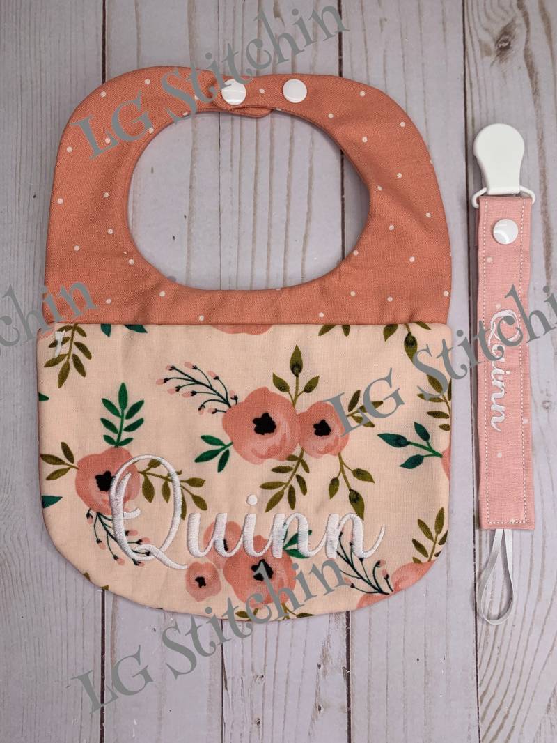 Baby Lätzchen Mädchen Blumen Rosa Snap Drool Blume Dusche Geschenk Maßgeschneiderte Bestickt Stickerei von Etsy - LGStitchin