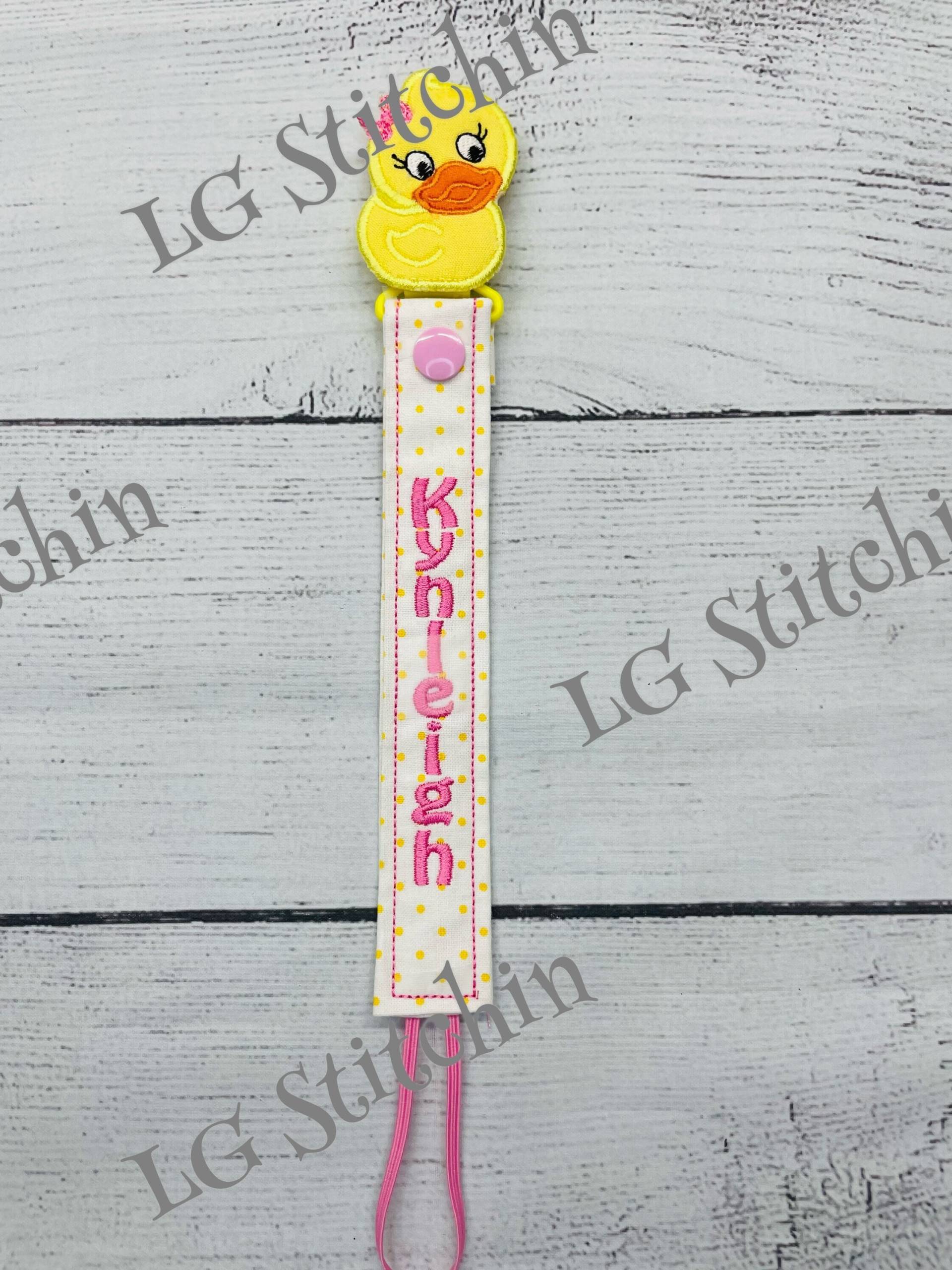 Ente Schnullerclip Benutzerdefinierte Paci Clip Bestickt Niedlichen Schnullerhalter Soothie Halter Bobo Dodie Ente Schnullerclip Benutzerdefinierte Paci Clip Bestickt Niedlichen Schnullerhalter Soothie Halter Bobo Dodie von Etsy - LGStitchin