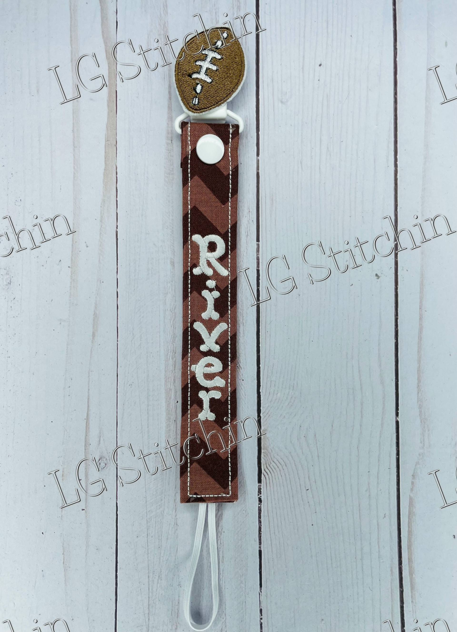 Fußball Schnullerhalter Monogramm Benutzerdefinierte Jungen Baby Paci Clip Süß Weiß Braun Selbstgemacht Baumwolle Geschenk Shower Personalisiertes Fußball Schnullerhalter Monogramm Benutzerdefinierte Jungen Baby Paci Clip Süß Weiß Braun Selbstgemacht Baumwolle Geschenk Shower Personalisiertes von Etsy - LGStitchin