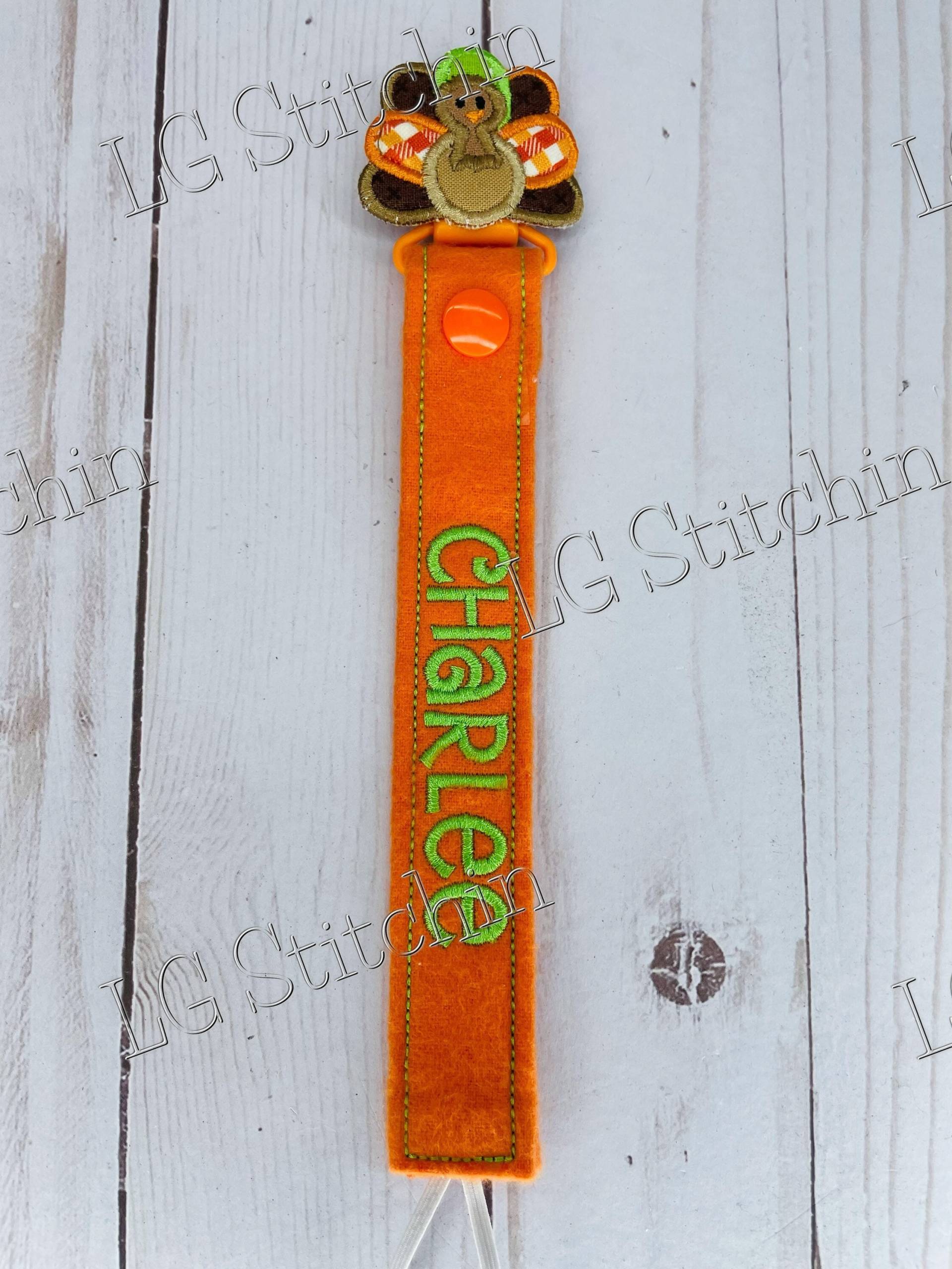 "Truthahn Schnullerkette "Türkis" Bestickter Schnullerclip Bestickte Schnullerkette." "Truthahn Schnullerkette "Türkis" Bestickter Schnullerclip Bestickte Schnullerkette." von Etsy - LGStitchin
