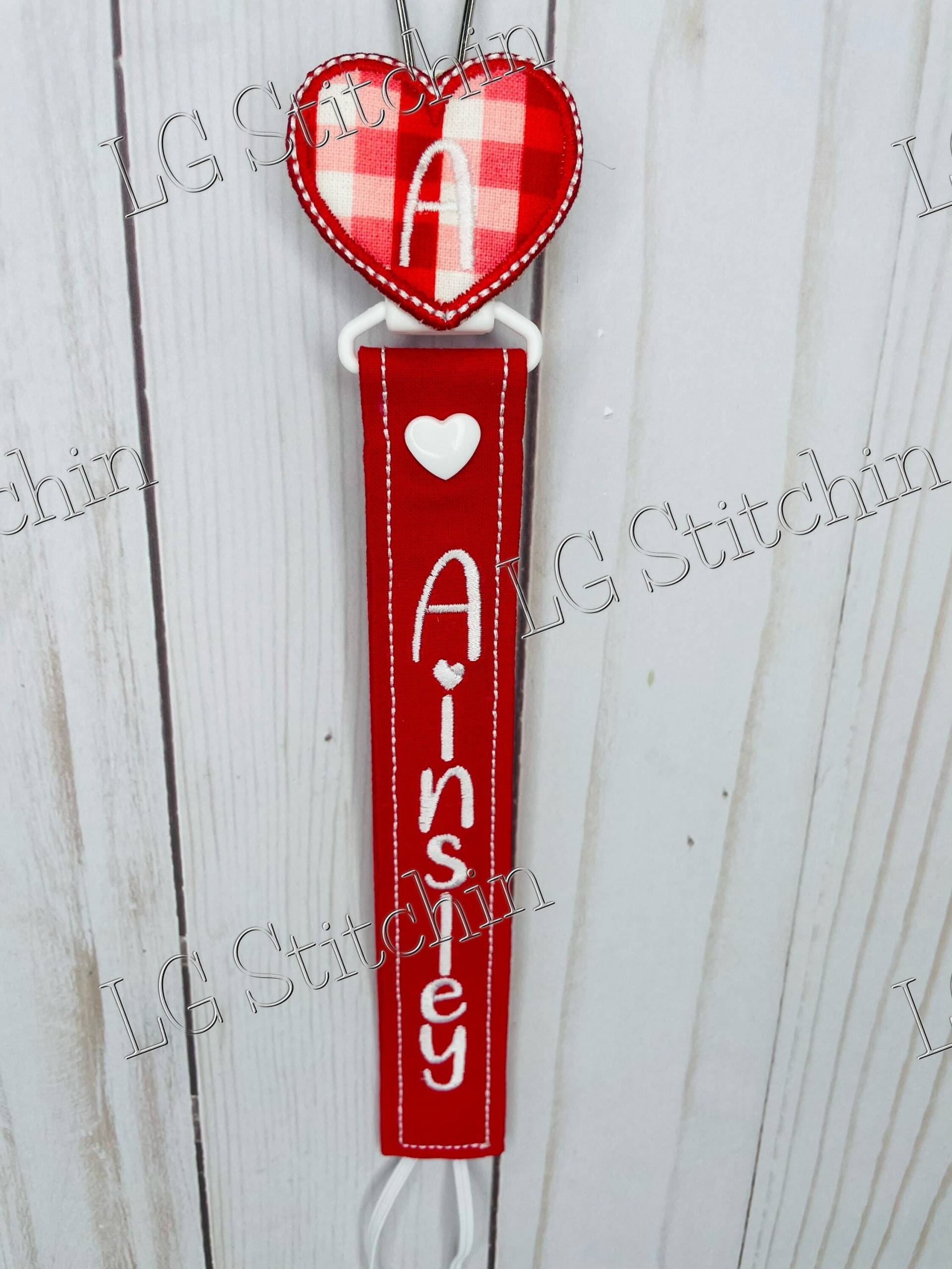 Valentinstags Schnullerhalter Monogramm Benutzerdefinierte Unisex Baby Paci Clip Niedlich Weiß Rot Selbstgemachte Baumwolle Geschenk Shower Herz Valentinstags Schnullerhalter Monogramm Benutzerdefinierte Unisex Baby Paci Clip Niedlich Weiß Rot Selbstgemachte Baumwolle Geschenk Shower Herz von Etsy - LGStitchin