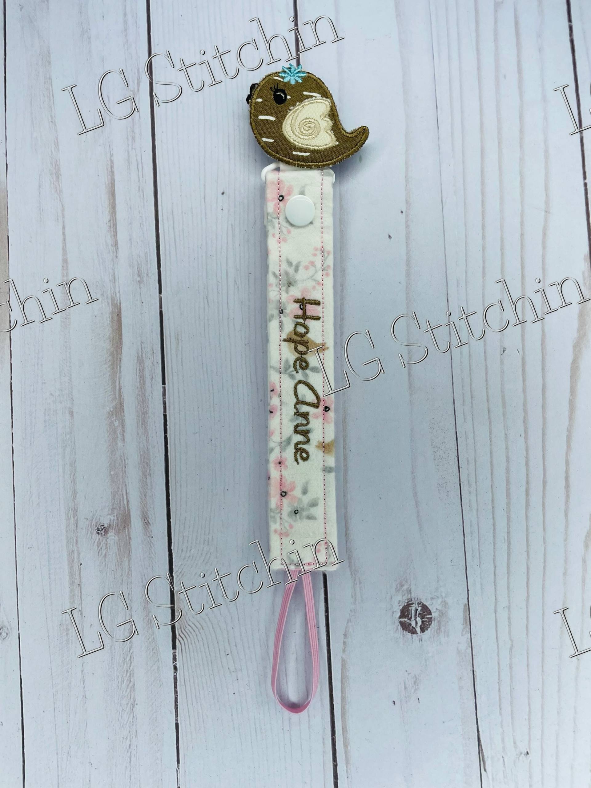 Vogel Schnullerclip Benutzerdefinierte Bestickt Niedlich Schnullerhalter Bobo Dodie Vogel Schnullerclip Benutzerdefinierte Bestickt Niedlich Schnullerhalter Bobo Dodie von Etsy - LGStitchin