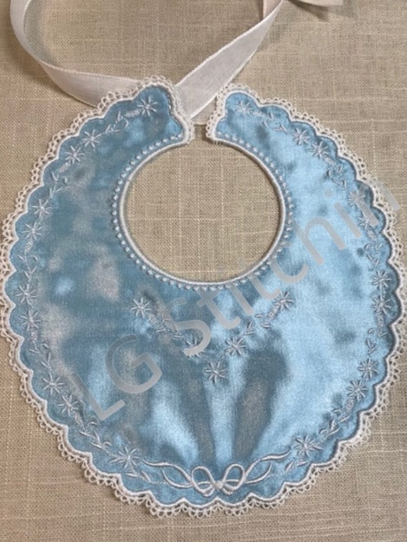 stickerei Spitze Baby Lätzchen Mit Band Verschluss, Baby-Dusche-Geschenk, Lätzchen, Blaue Taufe von Etsy - LGStitchin