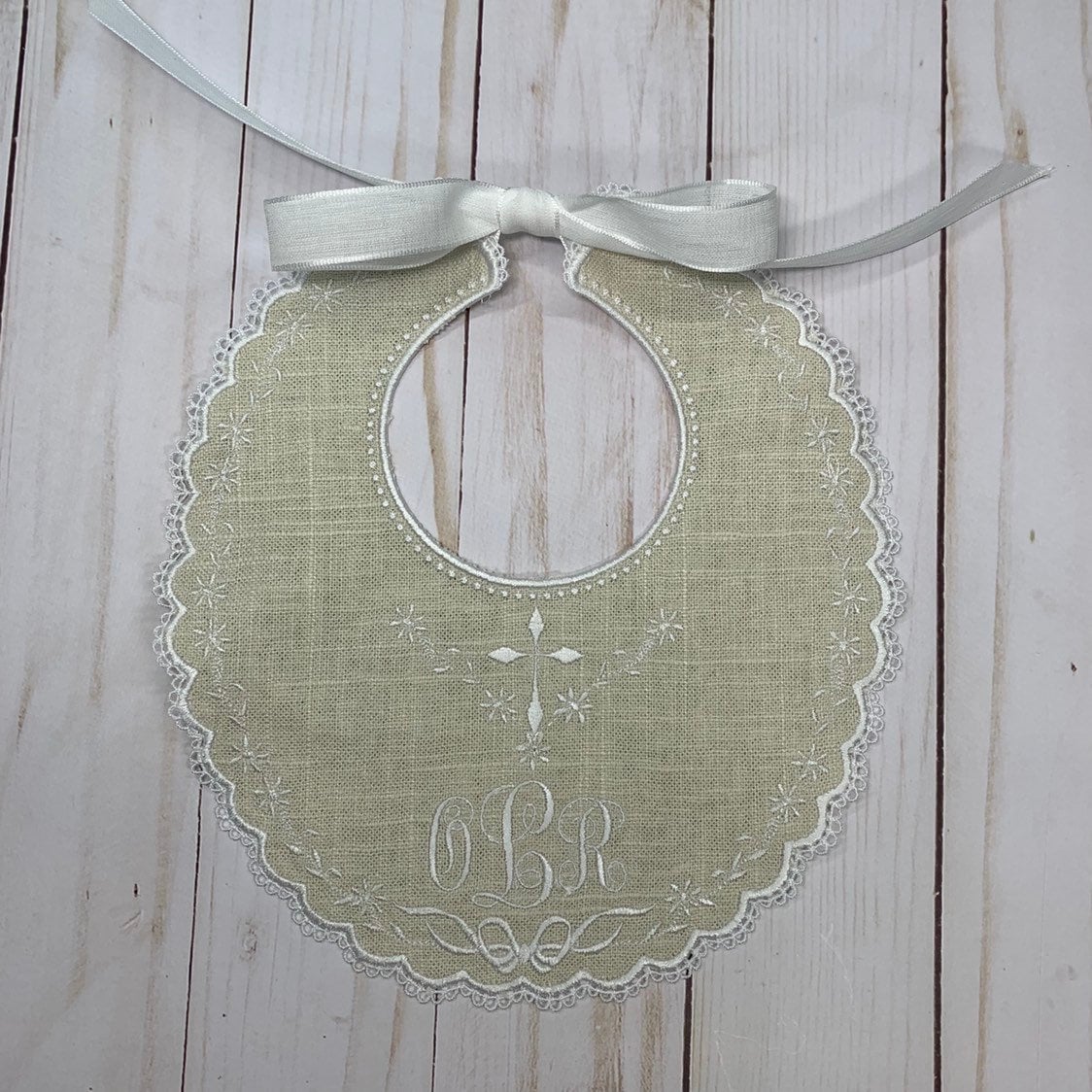 stickerei Spitze Baby Lätzchen Mit Band Verschluss, Lätzchen, Hübsche Baby-Dusche-Geschenk, Geschenk, Taufe, Band, Kreuz, Leinen von Etsy - LGStitchin