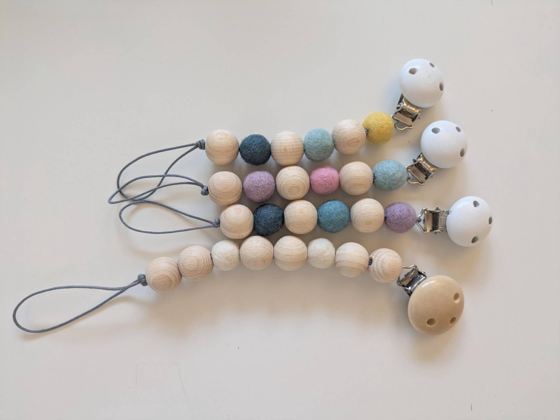 Geschenk Zur Geburt // Schnuller Kette Mit Holz - Und Filzkugeln in Zwei Längen Geschenk Zur Geburt // Schnuller Kette Mit Holz - Und Filzkugeln in Zwei Längen von Etsy - LIMOclothing