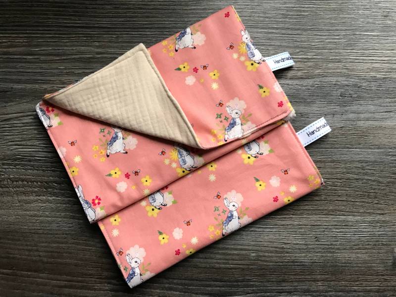 Pfirsich Natürliches Spucktuch Schulter Dribble Lätzchen Mit Kaninchen Bienen & Hübsche Kleine Gelbe Gänseblümchen 100% Weiche Musselin-Baumwolle von Etsy - LISAsKNITWEAR