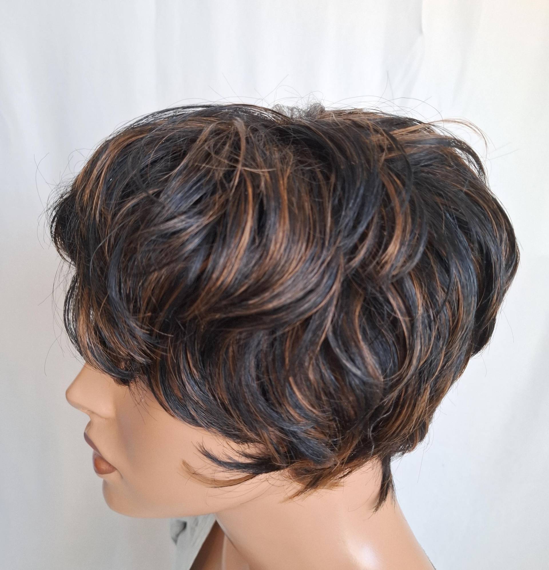 Damen Perücke Mit Freche Kurzhaarfrisur Dunkel Braun Helle Strähnchen Kopfbedeckung Auch Für Winter Chemo Alopezie Krebs Haarprobleme Damen Perücke Mit Freche Kurzhaarfrisur Dunkel Braun Helle Strähnchen Kopfbedeckung Auch Für Winter Chemo Alopezie Krebs Haarprobleme von Etsy - LUXEKOPF