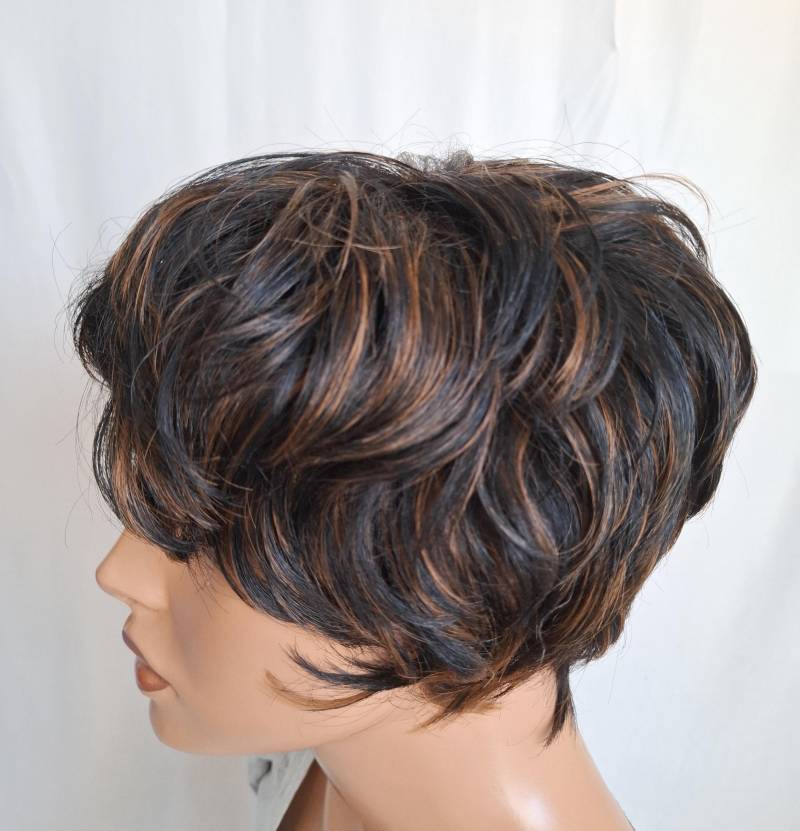 Damen Perücke Mit Freche Kurzhaarfrisur Dunkel Braun Helle Strähnchen Kopfbedeckung Auch Für Winter Chemo Alopezie Krebs Haarprobleme von Etsy - LUXEKOPF