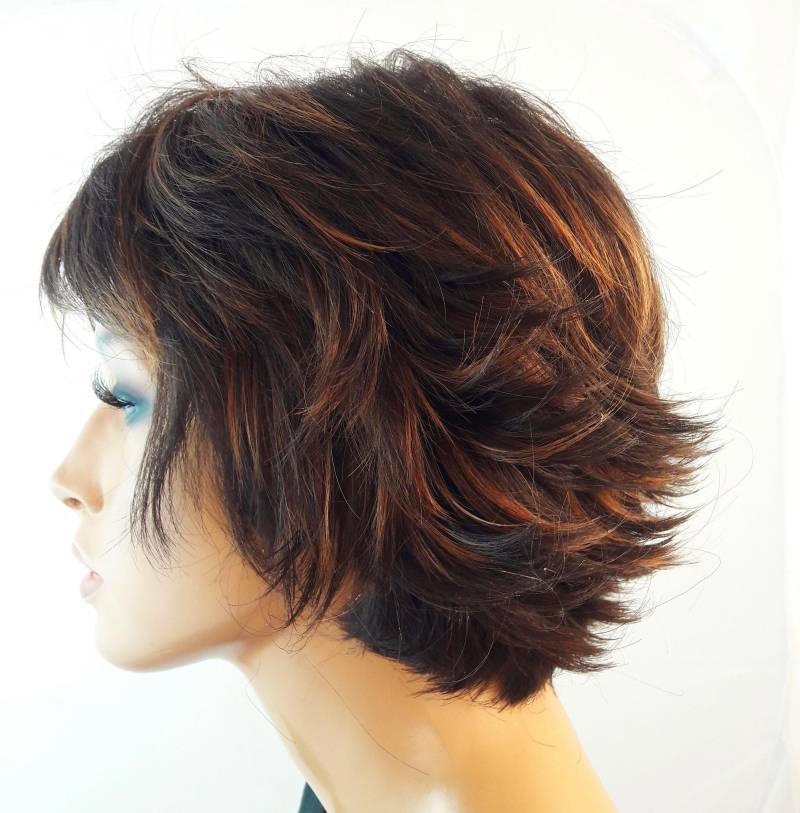 Frauen Perücke Mit Freche Kurzhaarfrisur Dunkel Braun Helle Strähnchen Kopfbedeckung Auch Gut Für Winter Chemo Alopezie von Etsy - LUXEKOPF