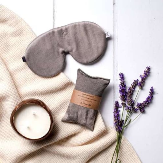 Charcoal Schlaf Set - Augenmaske & Lavendel Beutel | Pflanzlich Gefärbt, Atmungsaktiv, Verstellbares Gummiband Charcoal Schlaf Set - Augenmaske & Lavendel Beutel | Pflanzlich Gefärbt, Atmungsaktiv, Verstellbares Gummiband von Etsy - LaAquarelle