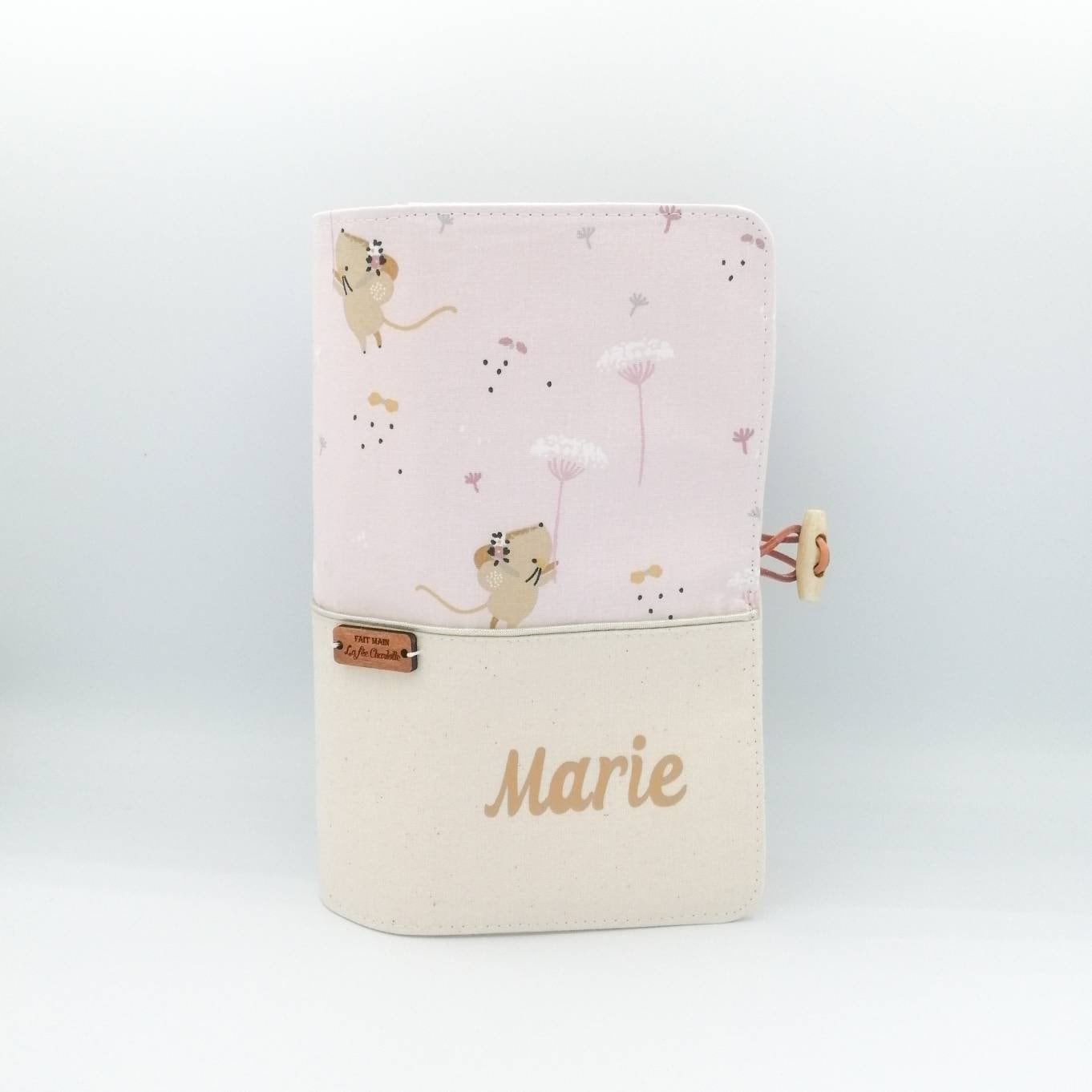 Personalisierte Baby-Gesundheitsakte-Hülle, Motiv Kleine Tanzende Maus Und Pusteblume Personalisierte Baby-Gesundheitsakte-Hülle, Motiv Kleine Tanzende Maus Und Pusteblume von Etsy - LaFeeCharlotte