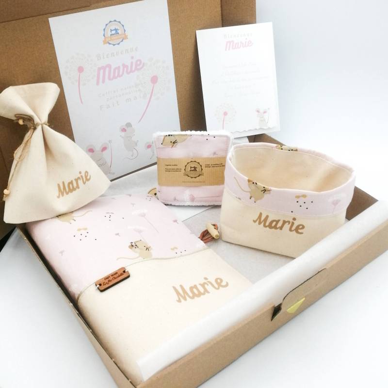 Personalisiertes Geschenk Zur Geburt Eines Mädchens Mit Vornamen, Kleinen Mäusen Und Löwenzahn, Gesundheitsbuchschutz, Waschbaren Tüchern von Etsy - LaFeeCharlotte