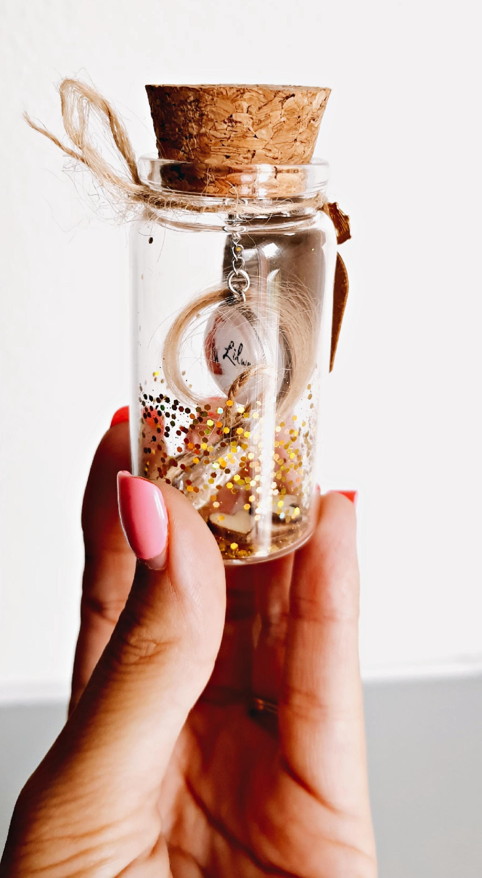 Personalisiertes Andenkenfläschchen Mit Babyhaarlocke - Einzigartiges Geburtsgeschenk Etikett, Cabochon, Glitzer Und Anhänger von Etsy - LaMarmailleEnchantee