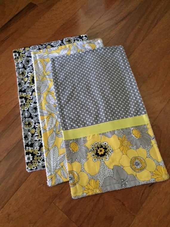 Gelbe & Grauen Burp Tuch Set Gelbe & Grauen Burp Tuch Set von Etsy - LadybugsKissBoutique