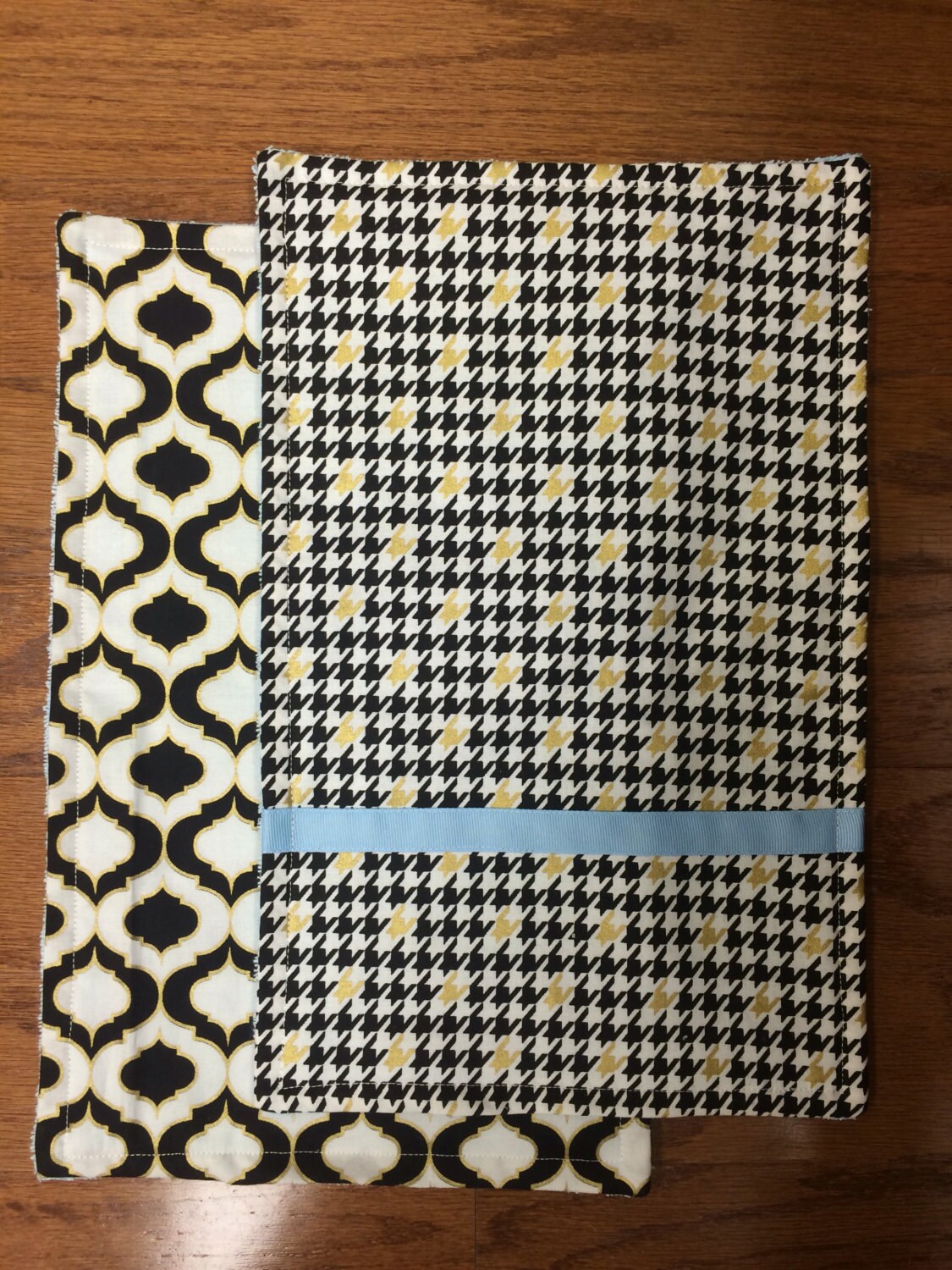 Gold/Schwarz/Weiß Burp Tuch Set von Etsy - LadybugsKissBoutique