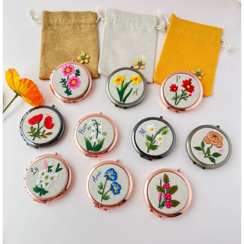 Benutzerdefinierte Gestickte Geburtsmonat Blumen Taschenspiegel Mit Kordelzug, Personalisierte Taschenspiegel, Make-Up Spiegel, Brautjungfer Spiegel von Etsy - LanahomeCraft