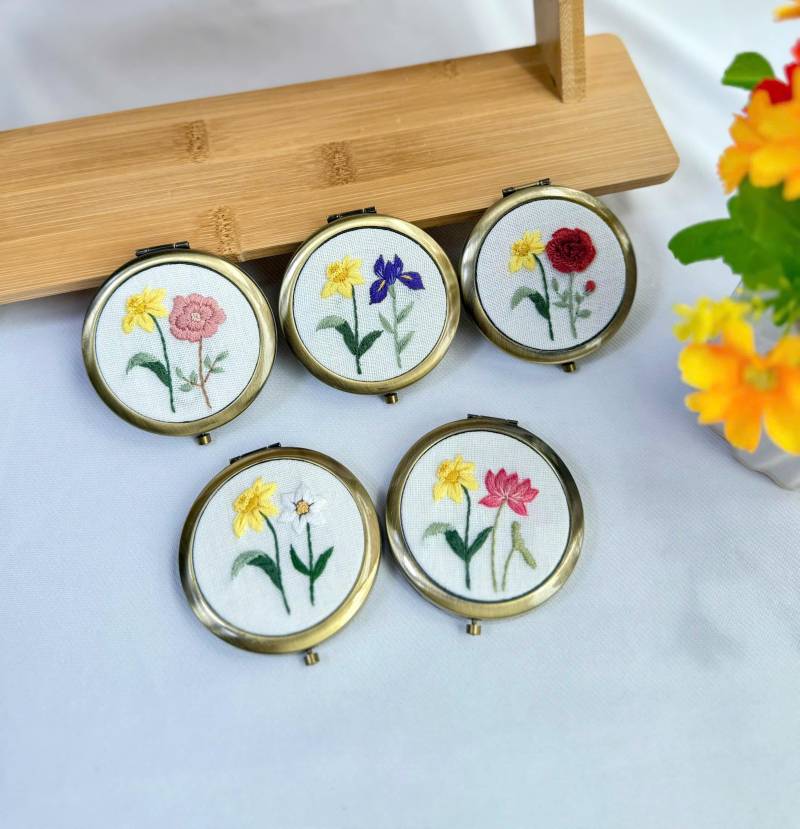 Benutzerdefinierte Gestickte Geburtsmonat Blumen Taschenspiegel Mit Kordelzug, Personalisierte Taschenspiegel, Make-Up Spiegel, Brautjungfer Spiegel von Etsy - LanahomeCraft