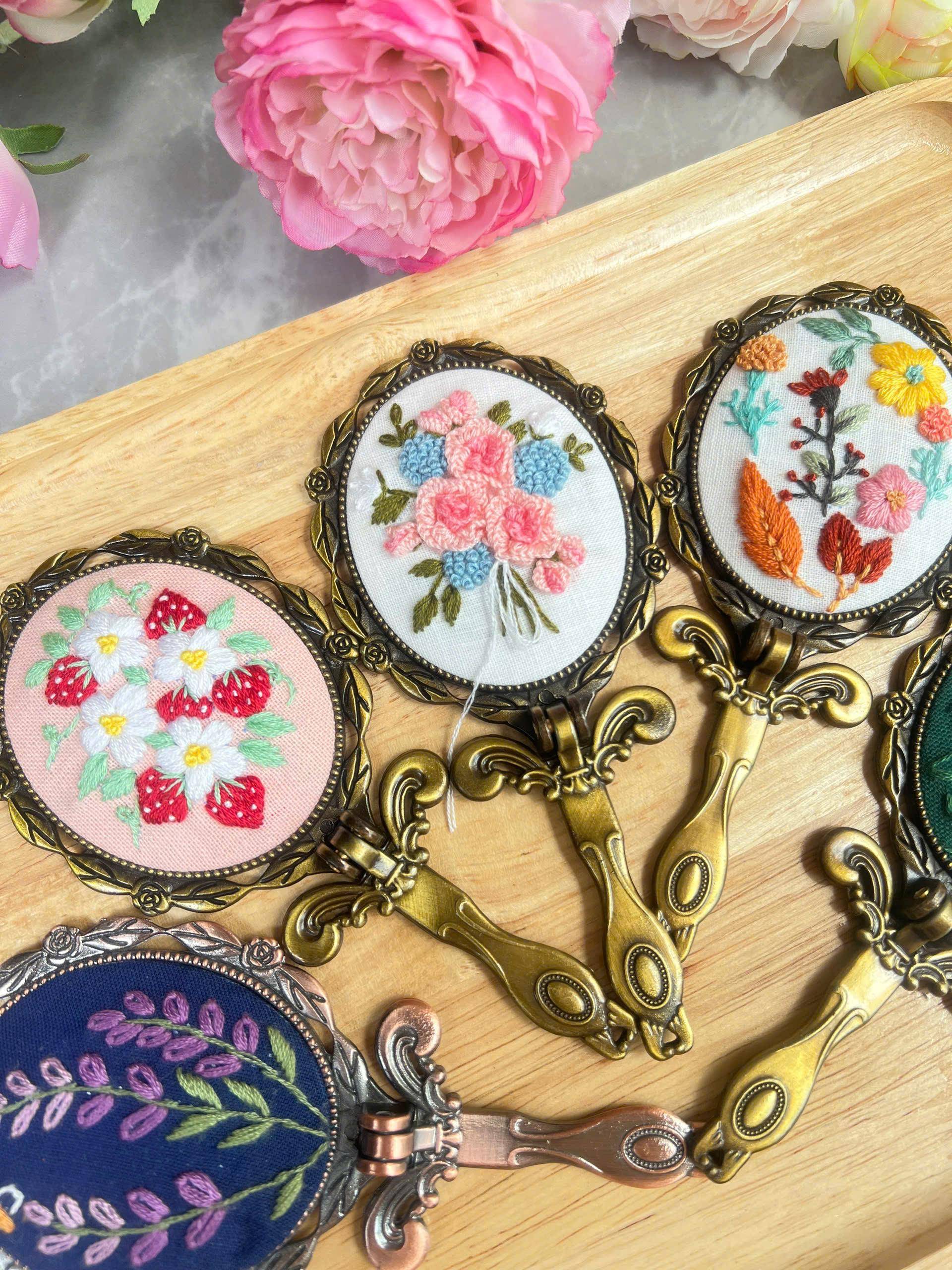 Bestickter Vintage Taschenspiegel Mit Griff, Erdbeere Gestickter Taschenspiegel, Blumenstickerei Spiegel, Schminkspiegel, Brautjungfer Geschenk von Etsy - LanahomeCraft