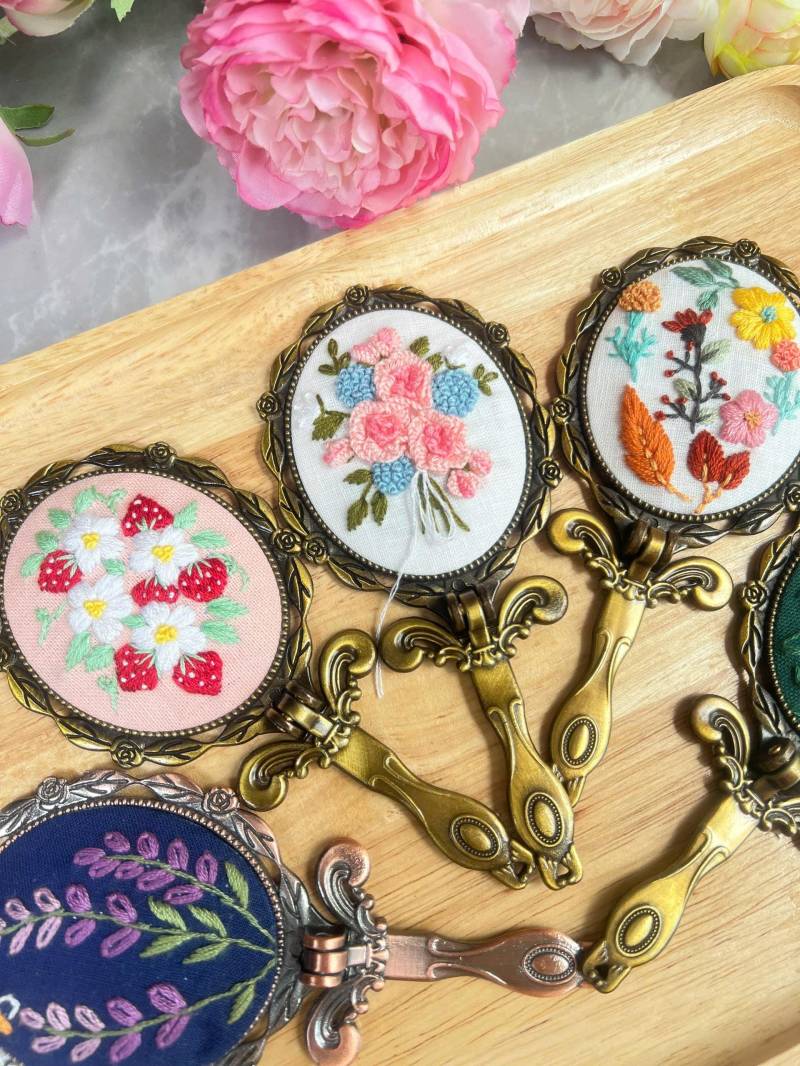 Bestickter Vintage Taschenspiegel Mit Griff, Erdbeere Gestickter Taschenspiegel, Blumenstickerei Spiegel, Schminkspiegel, Brautjungfer Geschenk von Etsy - LanahomeCraft