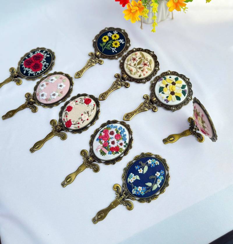 Bestickter Vintage Taschenspiegel Mit Griff, Erdbeere Gestickter Taschenspiegel, Blumenstickerei Spiegel, Schminkspiegel, Brautjungfer Geschenk von Etsy - LanahomeCraft