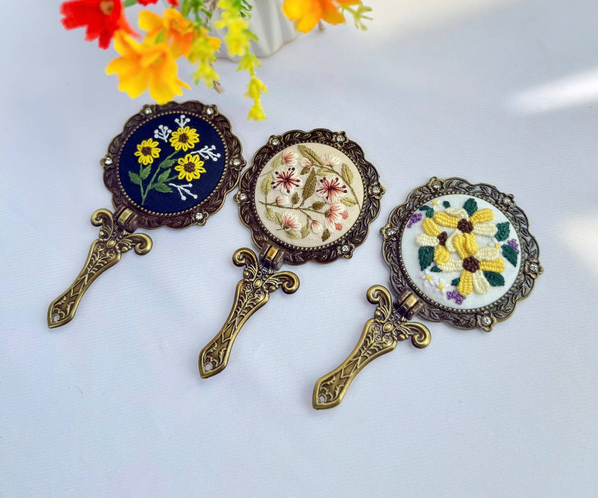 Bestickter Vintage Taschenspiegel Mit Griff, Erdbeere Gestickter Taschenspiegel, Blumenstickerei Spiegel, Schminkspiegel, Brautjungfer Geschenk von Etsy - LanahomeCraft