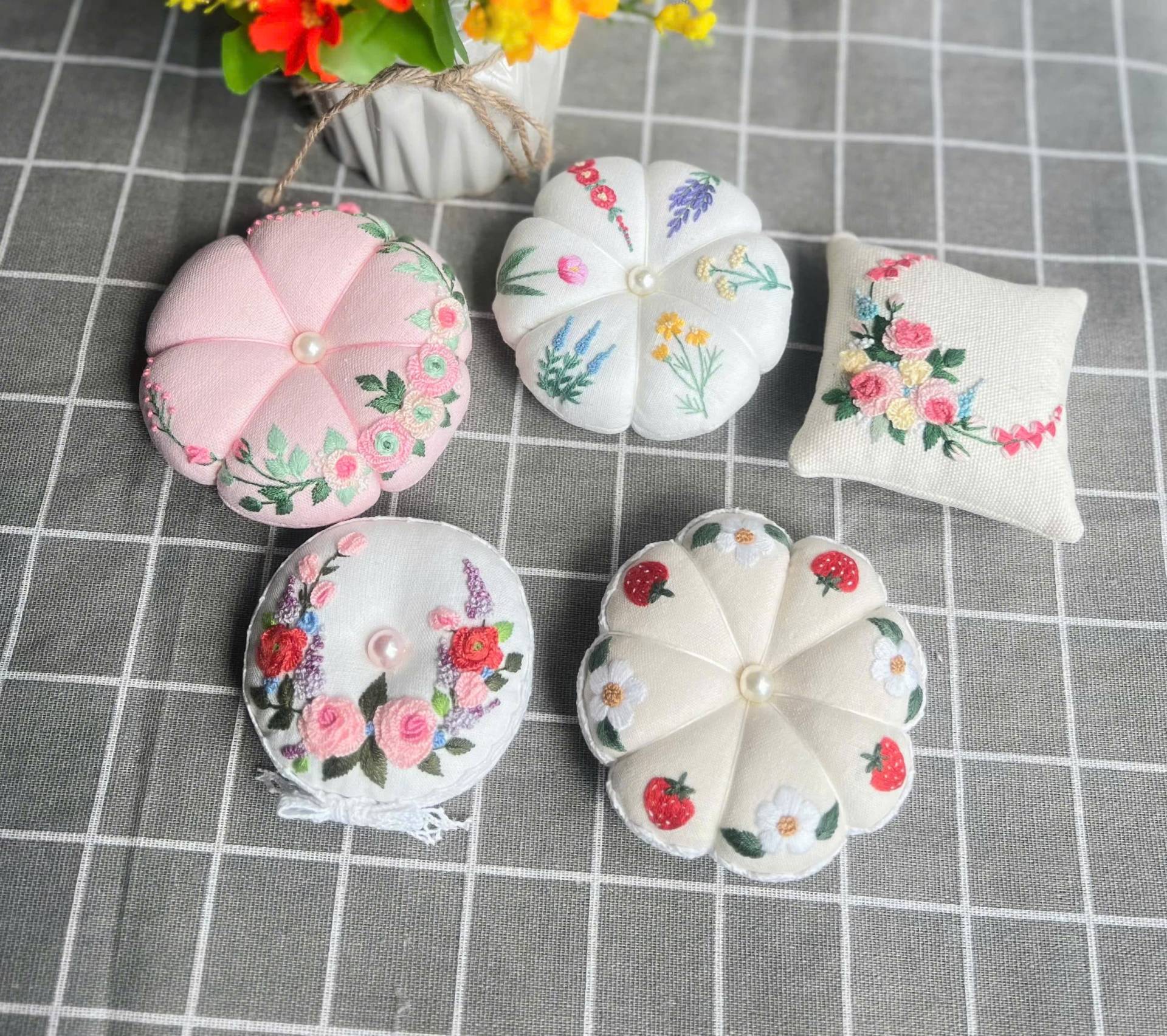 Blumen Handgesticktes Nadelkissen, Rundes Kürbis-Nadelkissen, Nähzubehör, Geschenk Für Mama, Sie, Nadelhalter von Etsy - LanahomeCraft