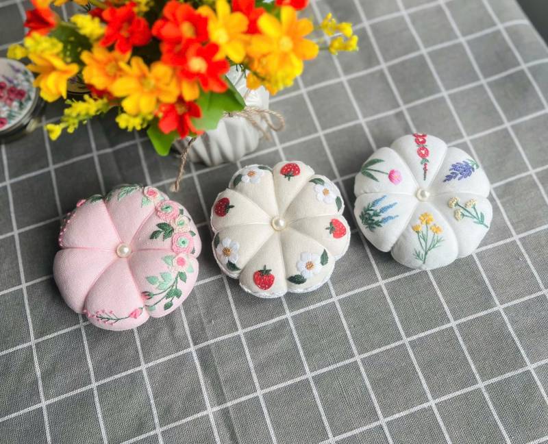 Blumen Handgesticktes Nadelkissen, Rundes Kürbis-Nadelkissen, Nähzubehör, Geschenk Für Mama, Sie, Nadelhalter von Etsy - LanahomeCraft