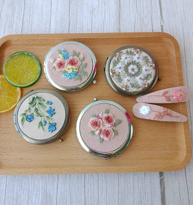 Floral Bestickter Taschenspiegel, Blumen Daisy Spiegel, Make-Up Vintage Taschenspiegel von Etsy - LanahomeCraft