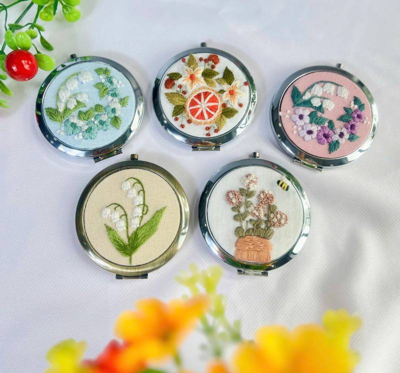 Floral Bestickter Taschenspiegel Mit Kordelzug, Blumen Taschenspiegel, Daisy Spiegel, Schminkspiegel, Brautjungfer Geschenk von Etsy - LanahomeCraft