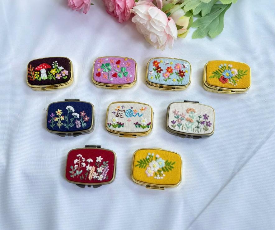 Floral Hand Bestickt Schmuckschatulle Kommt Mit Kordelzug, Spiegel, Brautjungfer Geschenk, Valentinstag Muttertagsgeschenk von Etsy - LanahomeCraft