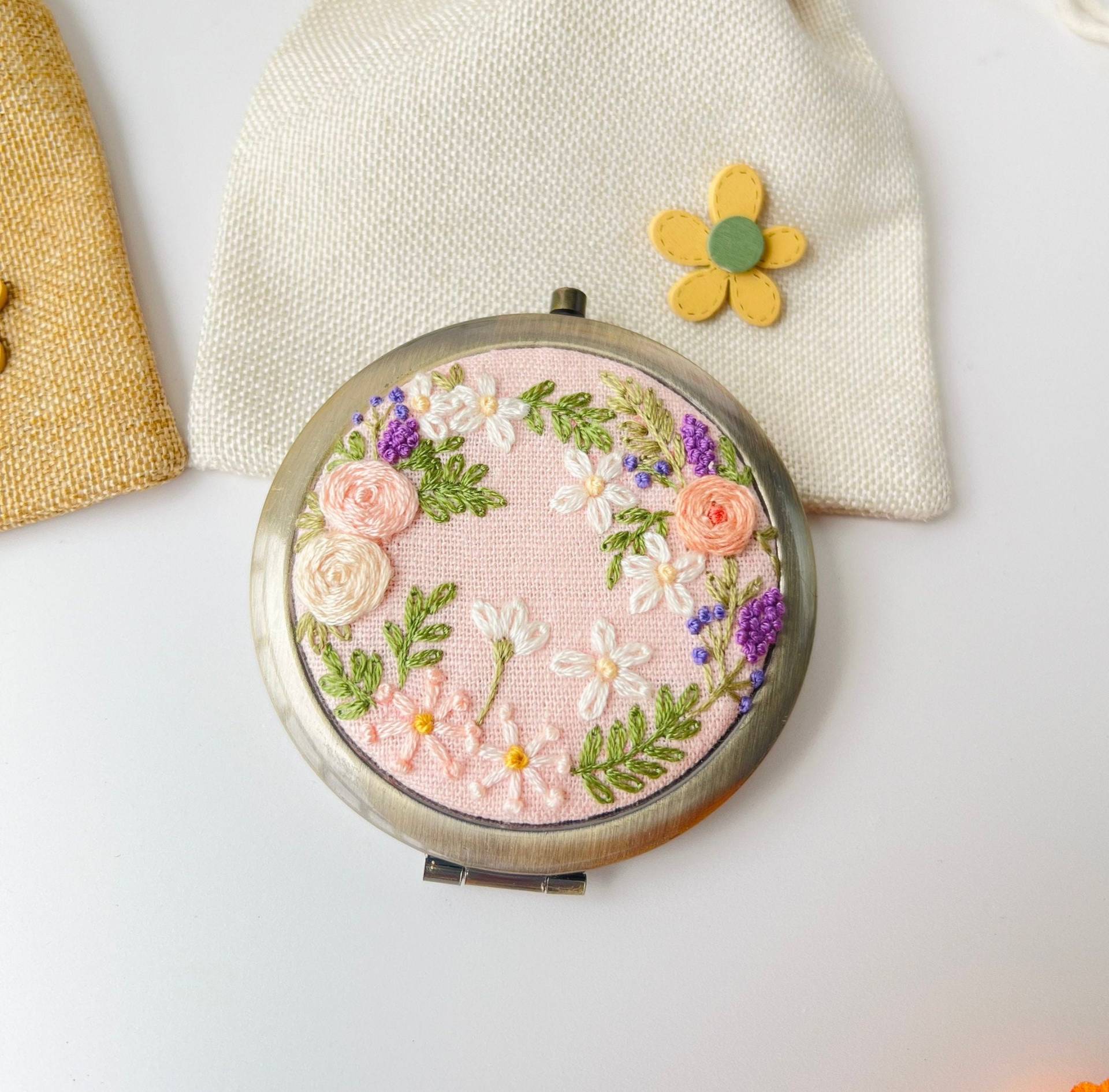 Rose Gestickter Taschenspiegel Mit Kordelzug, Wildblumen Taschenspiegel, Gänseblümchen Spiegel, Rosen Make-Up Vintage Spiegel von Etsy - LanahomeCraft