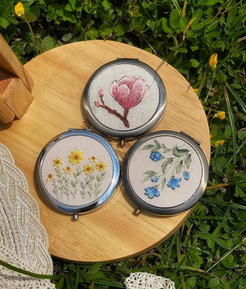 Wilde Blume Gestickter Taschenspiegel Mit Kordelzug, Rosen-Taschenspiegel, Gänseblümchen-Spiegel, Schminkspiegel, Brautjungfer-Spiegel von Etsy - LanahomeCraft