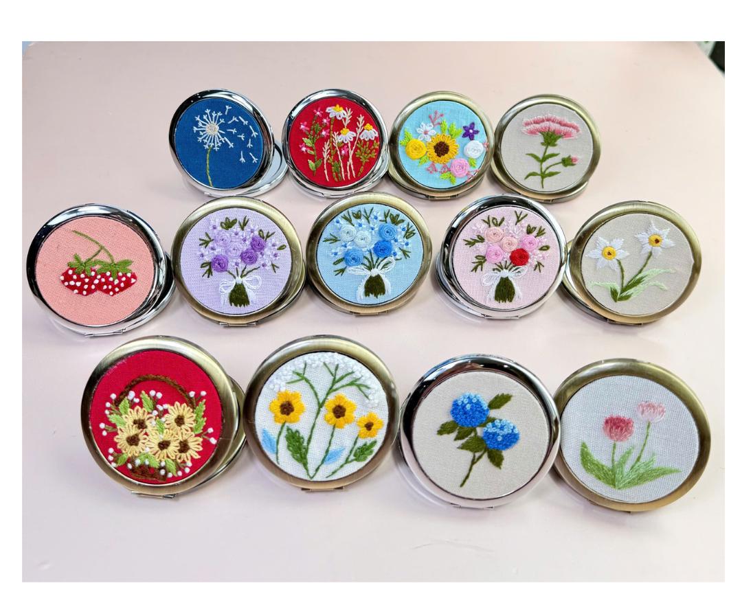 Wilde Blume Gestickter Taschenspiegel Mit Kordelzug, Taschenspiegel, Daisy Spiegel, Schminkspiegel, Brautjungfer Spiegel von Etsy - LanahomeCraft