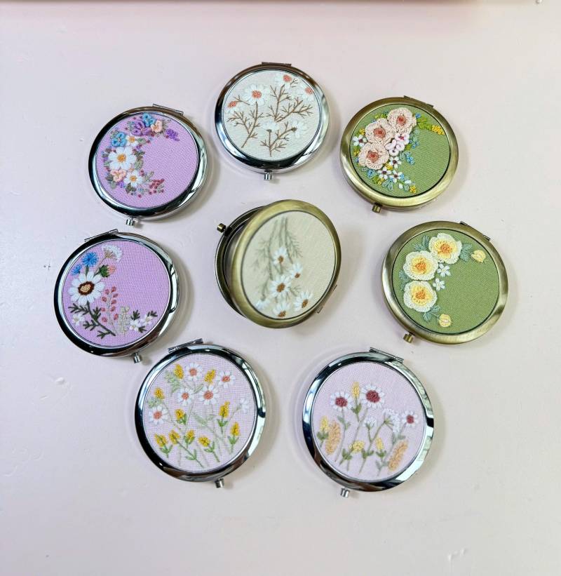 Wilde Blume Gestickter Taschenspiegel Mit Kordelzug, Taschenspiegel, Daisy Spiegel, Schminkspiegel, Brautjungfer Spiegel von Etsy - LanahomeCraft