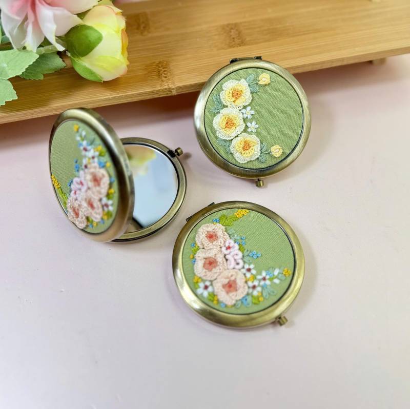 Wilde Blume Gestickter Taschenspiegel Mit Kordelzug, Taschenspiegel, Daisy Spiegel, Schminkspiegel, Brautjungfer Spiegel von Etsy - LanahomeCraft