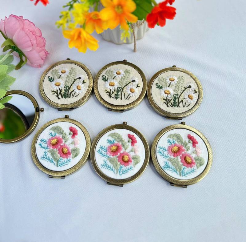Wilde Blume Gestickter Taschenspiegel Mit Kordelzug, Taschenspiegel, Daisy Spiegel, Schminkspiegel, Brautjungfer Spiegel von Etsy - LanahomeCraft