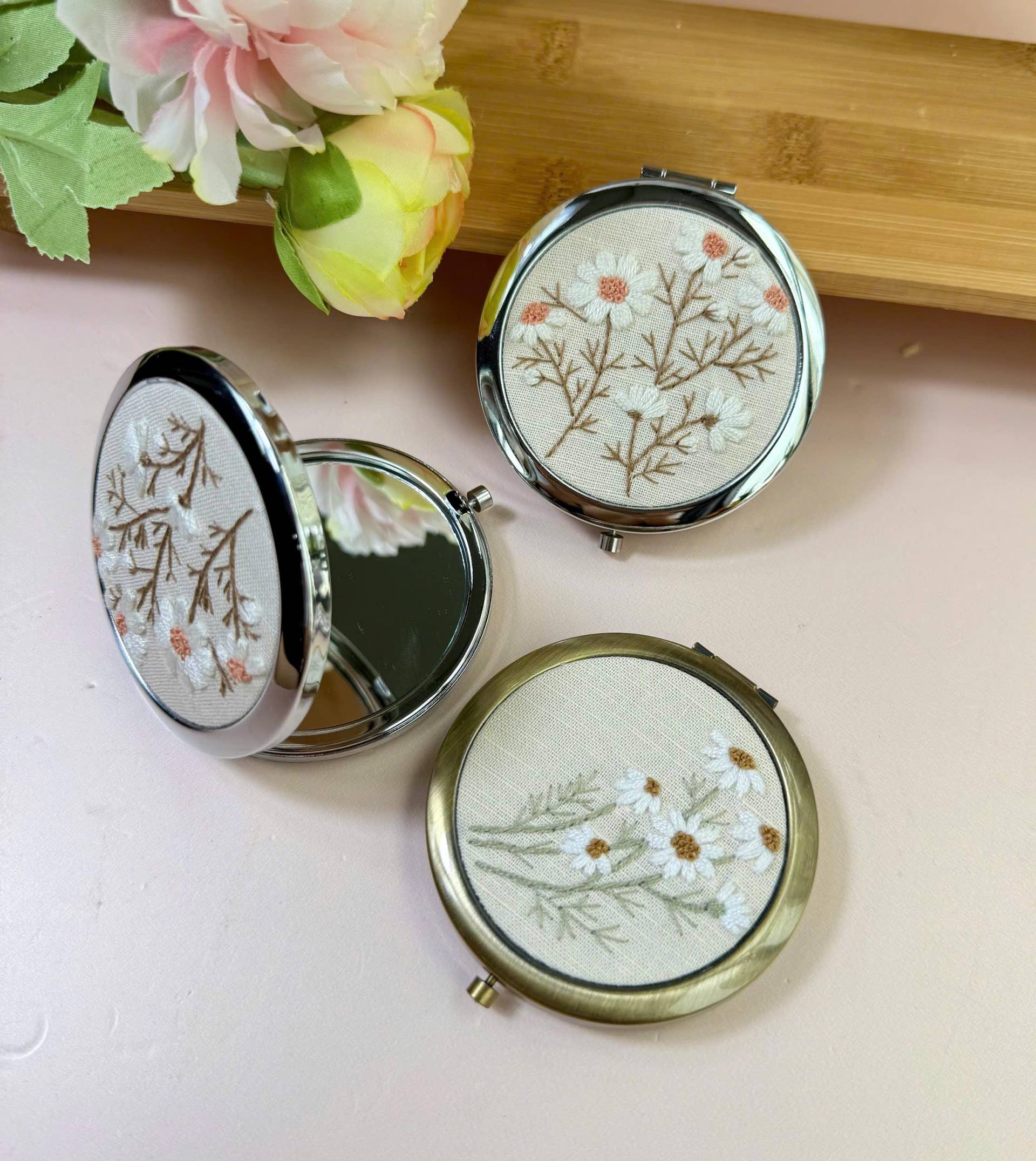 Wilde Blume Gestickter Taschenspiegel Mit Kordelzug, Taschenspiegel, Daisy Spiegel, Schminkspiegel, Brautjungfer Spiegel von Etsy - LanahomeCraft