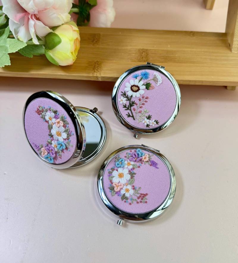 Wilde Blume Gestickter Taschenspiegel Mit Kordelzug, Taschenspiegel, Daisy Spiegel, Schminkspiegel, Brautjungfer Spiegel von Etsy - LanahomeCraft
