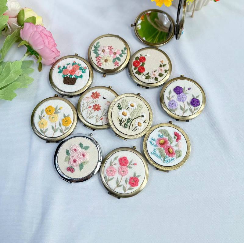 Wilde Blume Gestickter Taschenspiegel Mit Kordelzug, Taschenspiegel, Daisy Spiegel, Schminkspiegel, Brautjungfer Spiegel von Etsy - LanahomeCraft