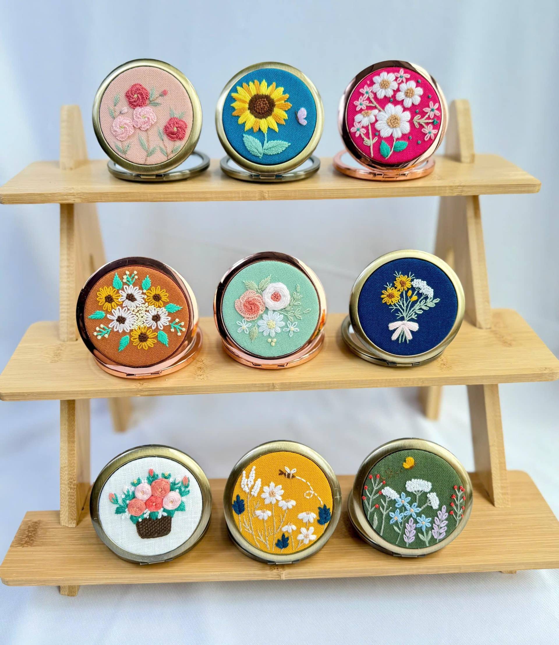 Wilde Blume Gestickter Taschenspiegel Mit Kordelzug, Taschenspiegel, Daisy Spiegel, Schminkspiegel, Brautjungfer Spiegel von Etsy - LanahomeCraft