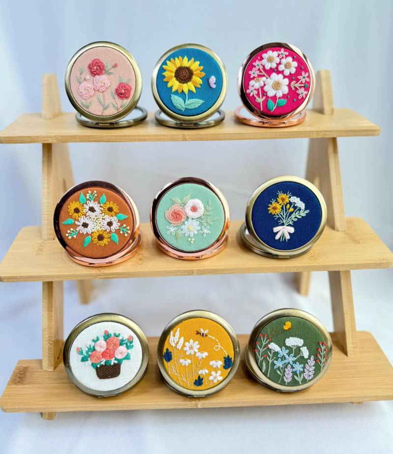 Wilde Blume Gestickter Taschenspiegel Mit Kordelzug, Taschenspiegel, Daisy Spiegel, Schminkspiegel, Brautjungfer Spiegel von Etsy - LanahomeCraft