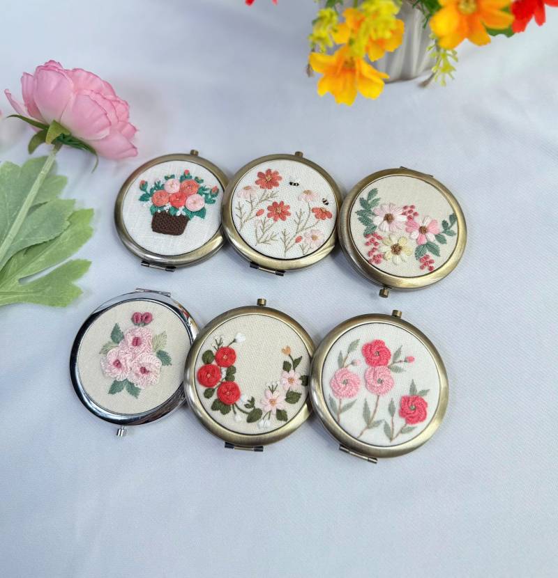 Wilde Blume Gestickter Taschenspiegel Mit Kordelzug, Taschenspiegel, Daisy Spiegel, Schminkspiegel, Brautjungfer Spiegel von Etsy - LanahomeCraft