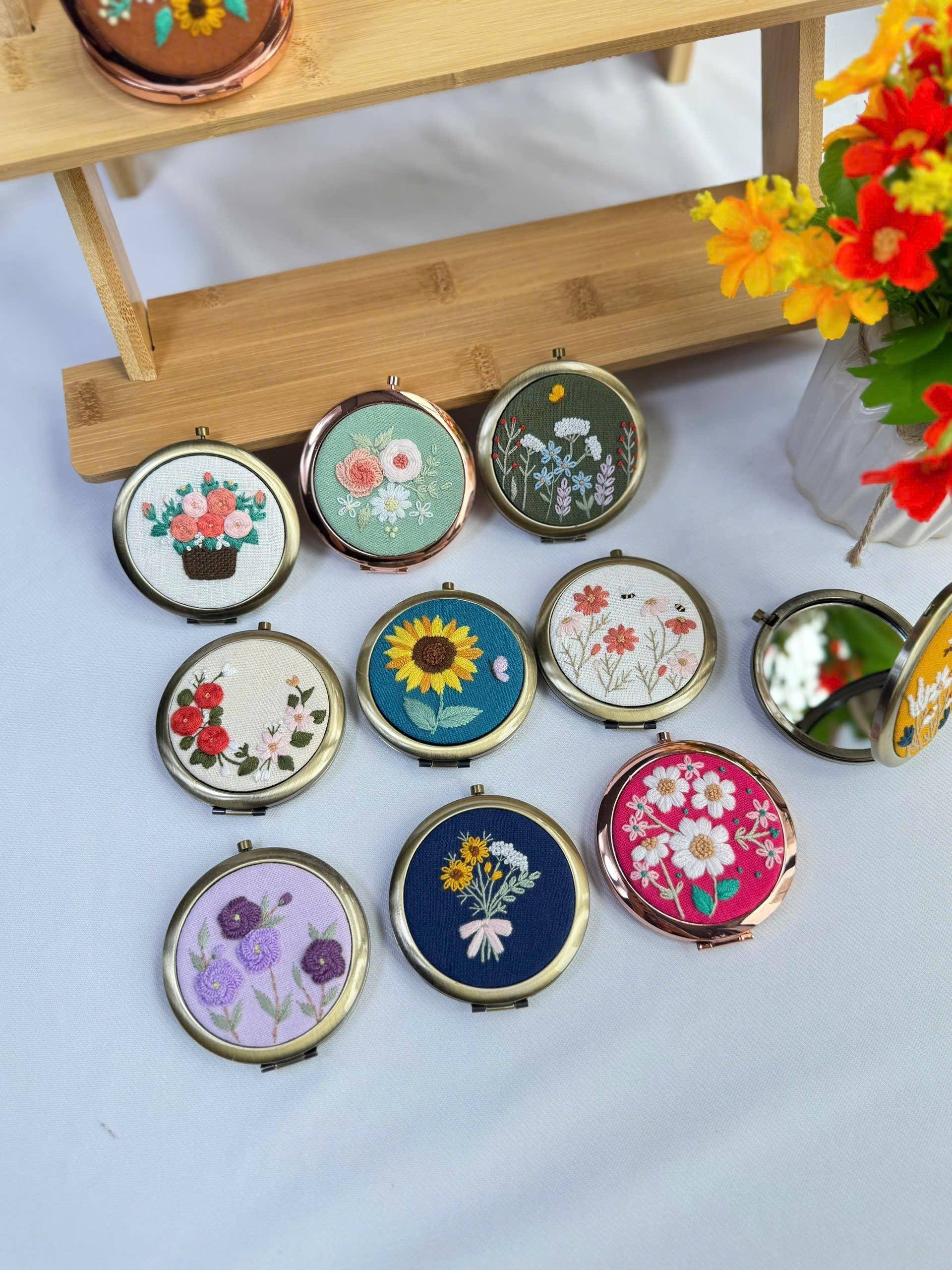 Wilde Blume Gestickter Taschenspiegel Mit Kordelzug, Taschenspiegel, Daisy Spiegel, Schminkspiegel, Brautjungfer Spiegel von Etsy - LanahomeCraft