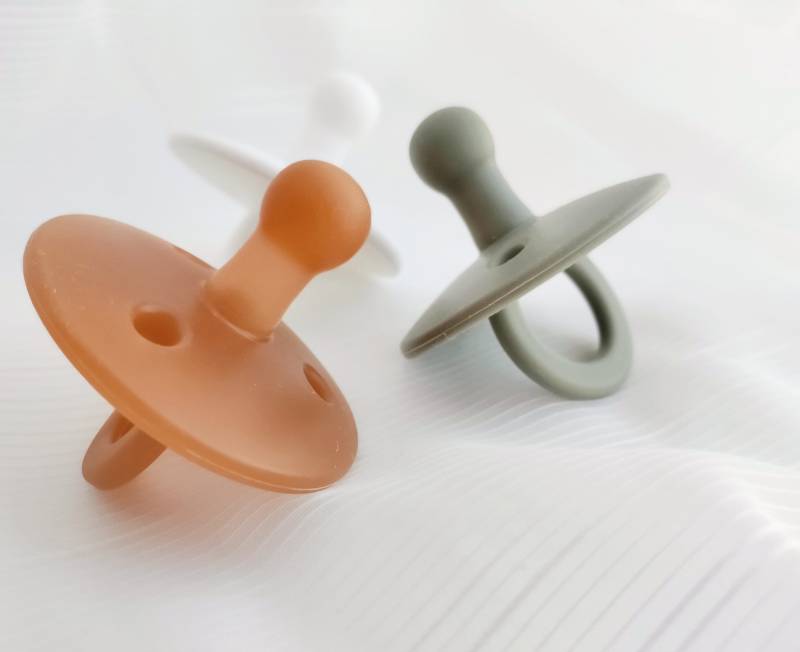 Silikon Schnuller/Stufe 2 | 6 M+ Baby Dummy Naturkautschuk Farbe Weiß Salbei Perlhuhn 1 Stück Passend Dazu von Etsy - LarkandLullaby