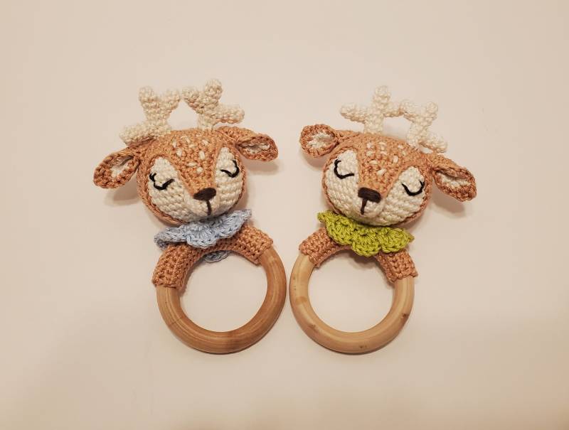 Amigurumi-Hirsch-Beißring Und Rassel Aus Holz, Halsband in Verschiedenen Farben Erhältlich von Etsy - LatelierdeRenee