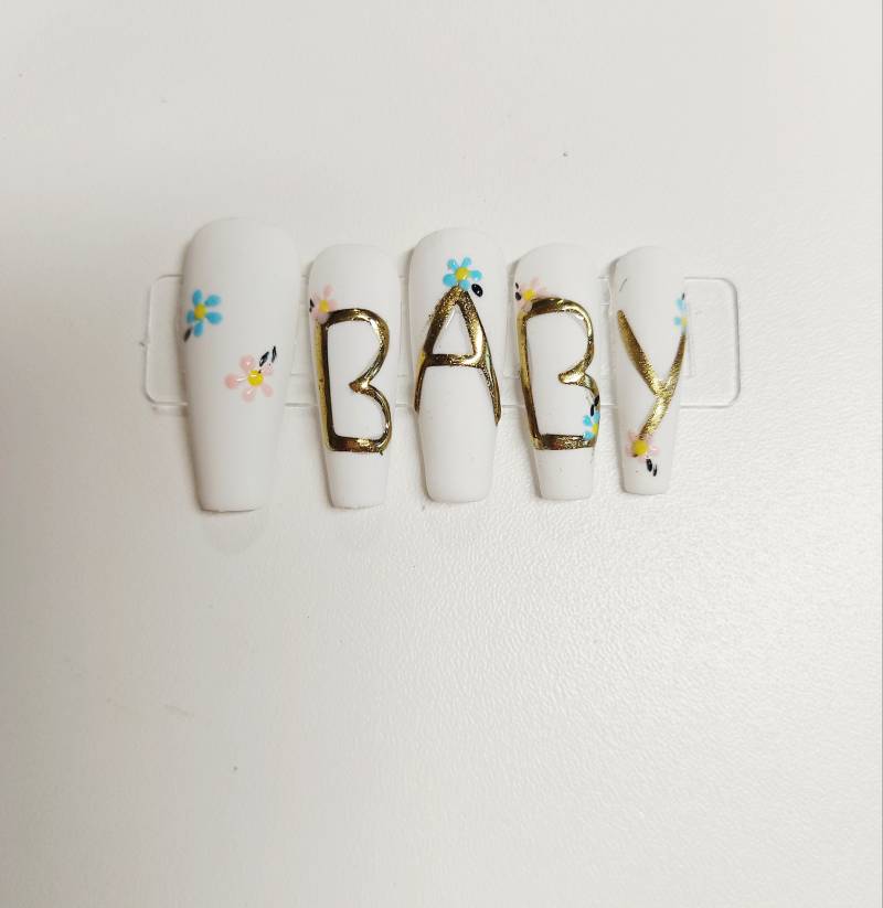 Wiederverwendbare, Maßgefertigte Künstliche Nägel | Auf Drücken, 10Er-Set, Babykollektion 2022 von Etsy - LauraFeeDesOngles