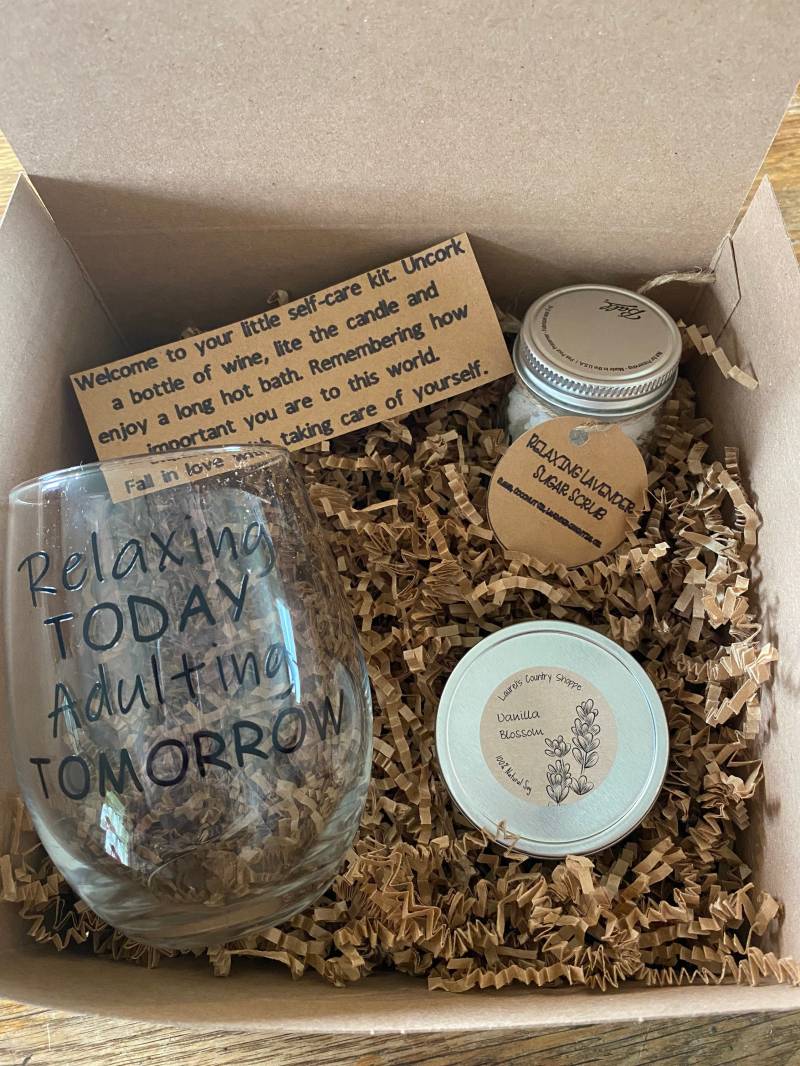 Self Care Geschenkbox Sojakerze, Weinglas & Zuckerpeeling Self Care Geschenkbox Sojakerze, Weinglas & Zuckerpeeling von Etsy - LaurelsCountryShop