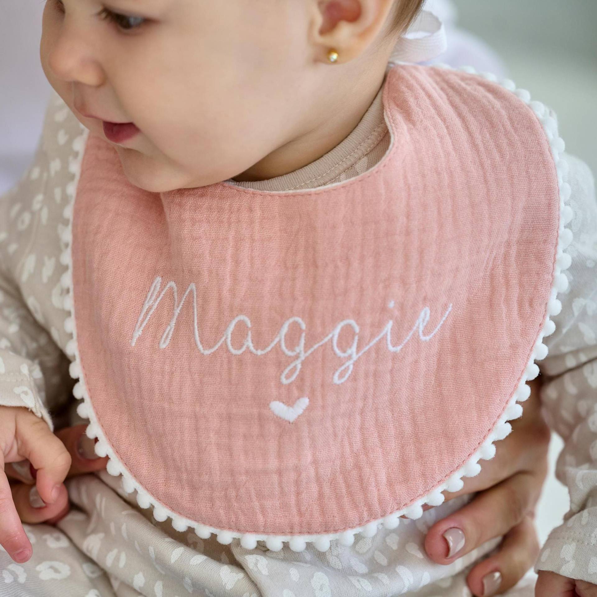 Personalisiertes Baby Lätzchen, Monogramm Baby-Dusche-Geschenk, Geschenk, Personalisierte Weiche Musselin Lätzchen Für Babys von Etsy - LazyBunnyStudio
