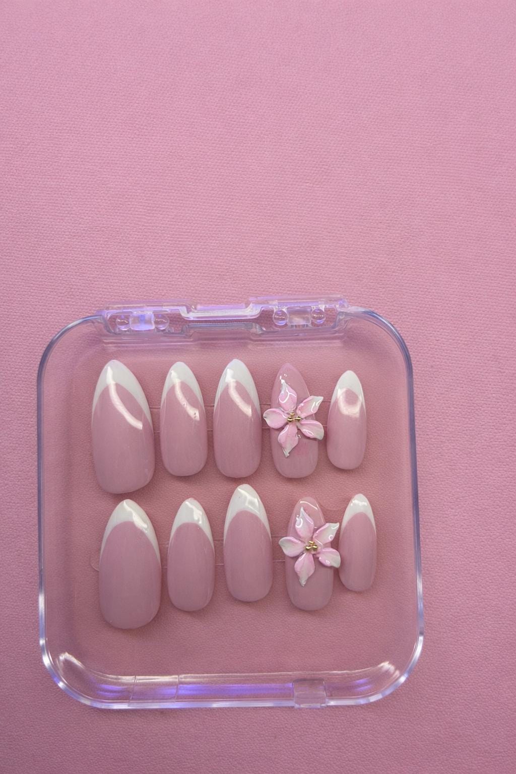 Handgemachte Press-On Nails - Rosa Blumen/ French Design Mit Gold Details von Etsy - LeaNailsShop
