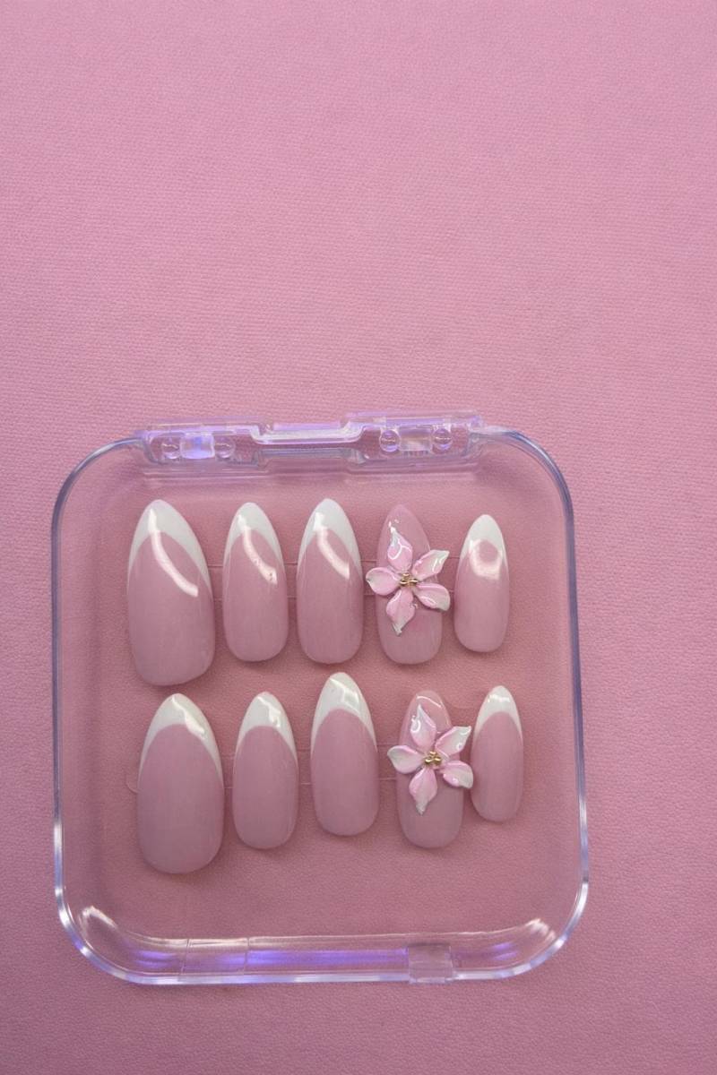 Handgemachte Press-On Nails - Rosa Blumen/ French Design Mit Gold Details von Etsy - LeaNailsShop
